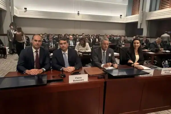 Flávio Bolsonaro altera tom e solicita aos EUA que não imponham tarifa ao Brasil