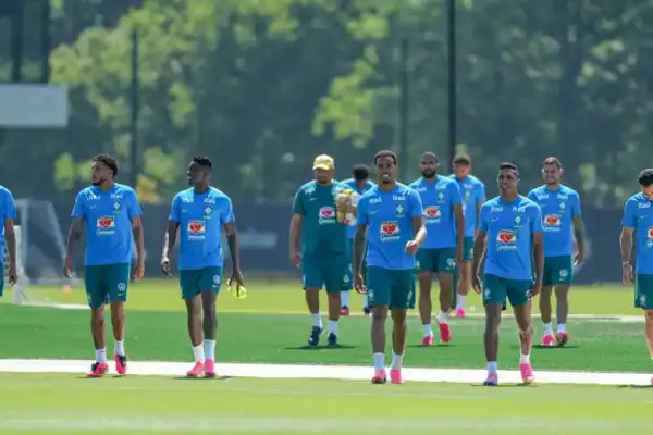 Entenda por que nem todos adotam chuteiras rosa e conheça as exceções no Mundial