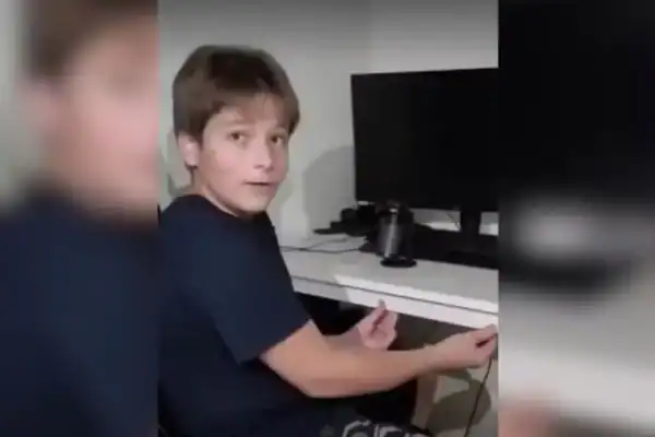 Adolescente de 13 anos é atingido por raio enquanto jogava videogame no quarto