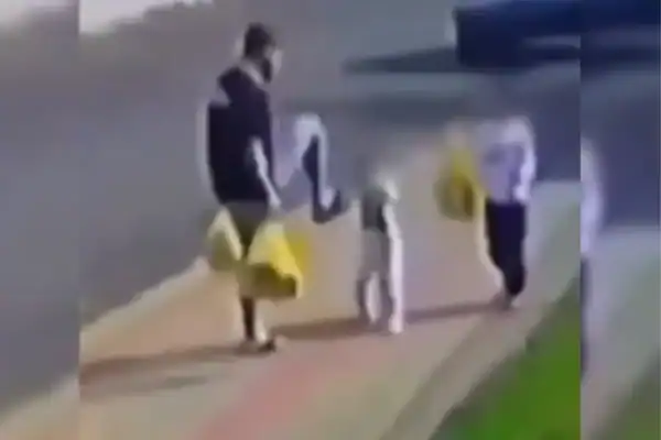 Pai é procurado depois de ser flagrado chutando o rosto da filha de 3 anos