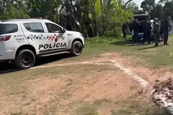 Suspeito é morto em tiroteio com a polícia após ser flagrado com corpo no porta-malas