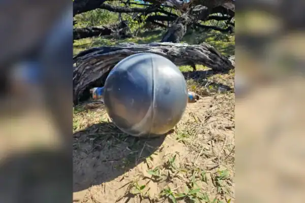 Bolas misteriosas surgem em praia e deixam autoridades intrigadas