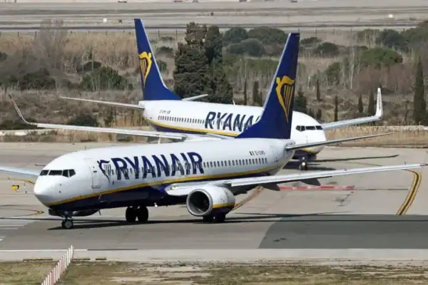 Passageiro quase é sugado para fora de avião após janela se desprender em voo