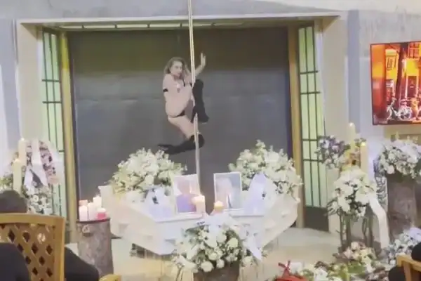 Dançarina realiza apresentação de pole dance em velório e surpreende web