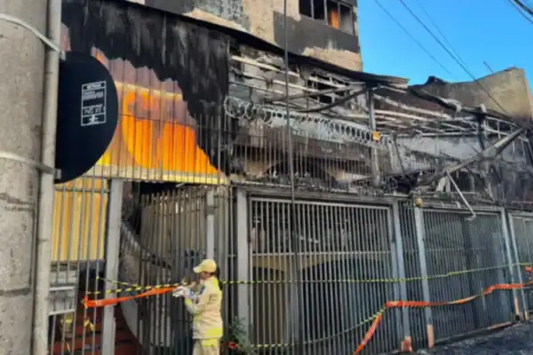Incêndio em prédio no centro de Curitiba mata dois idosos