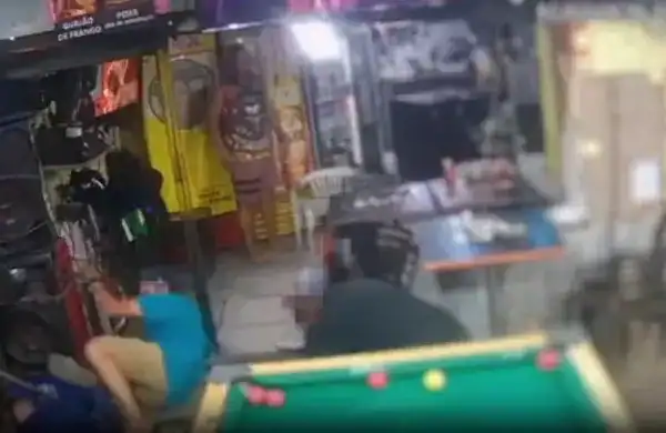 Vídeo mostra ataque a tiros que terminou com homem morto em bar