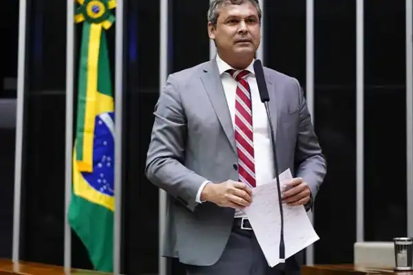 Lindbergh solicita retorno de Bolsonaro à prisão e afirma que domiciliar virou comitê de campanha