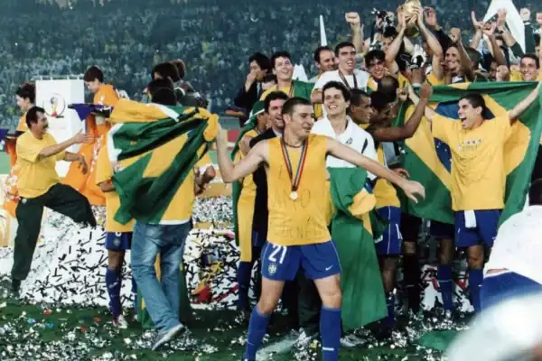 Pentacampeão com a Seleção Brasileira é hospitalizado após dores no peito