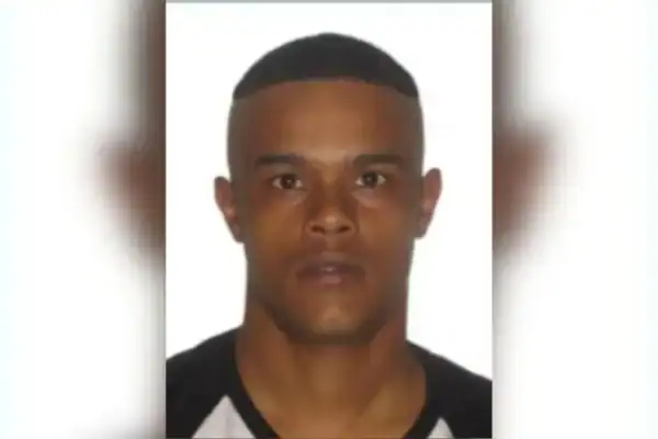 Procurado por esfaquear a namorada, homem morre em confronto com policiais