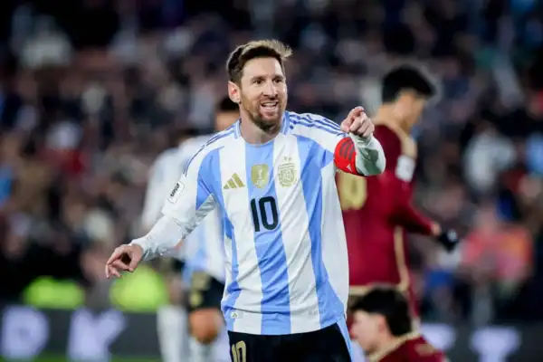 Antonella Roccuzzo adota visual novo horas antes da final entre Argentina e Espanha