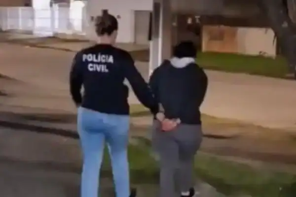 Mãe suspeita de matar bebê não comparece ao velório do filho em Pelotas