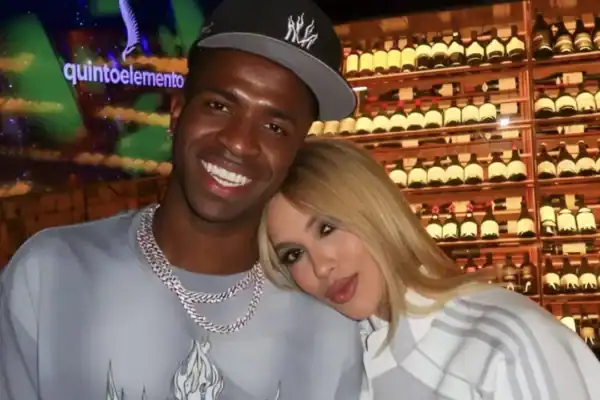 Vini Jr. e Virginia Fonseca trocam beijos na inauguração da academia da influenciadora
