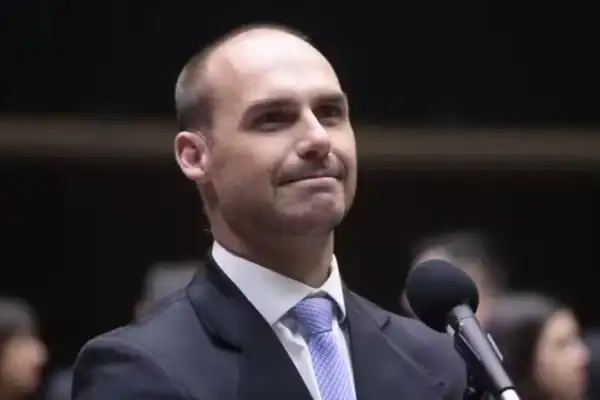 Eduardo Bolsonaro obtém Green Card e assegura permanência nos EUA