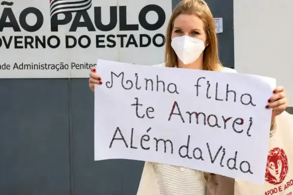 Como Elize Matsunaga mantém o vínculo com a filha após o assassinato do pai?