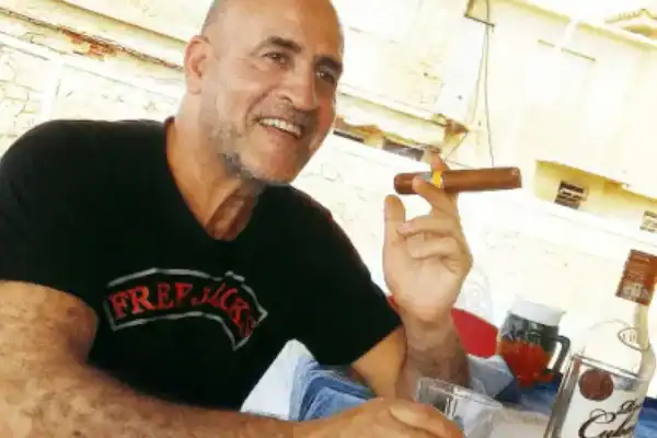 Recrutador de modelos associado a Jeffrey Epstein é achado morto na França