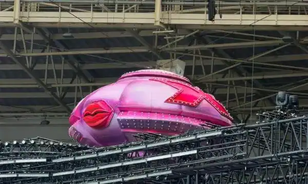 Público transforma chegada ao show de Xuxa em celebração de nostalgia