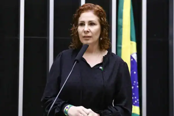 Carla Zambelli revela que pediu à mãe para disputar vaga após ficar inelegível