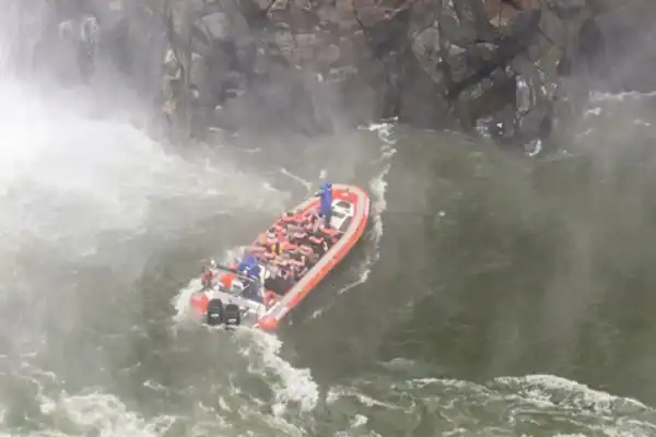 Turista holandês morre após barco do Macuco Safari tombar nas Cataratas do Iguaçu