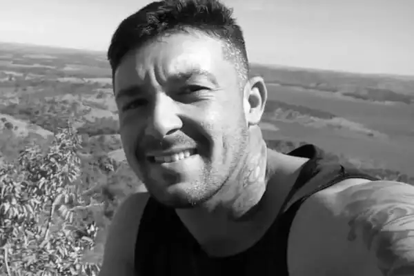 Vídeo revela homem aguardando socorro por mais de duas horas antes de morrer na rua