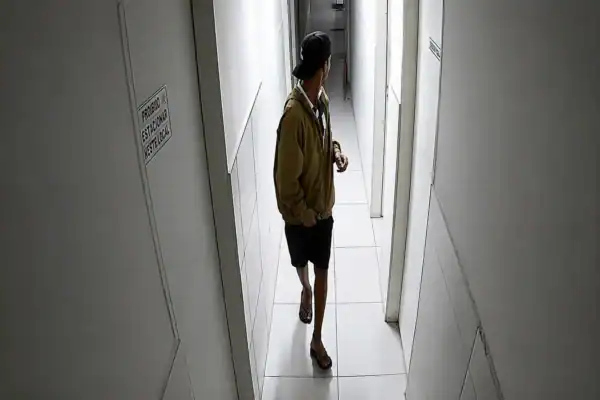 Suspeito furta pizzaria e tenta pagar pizza com dinheiro da vítima