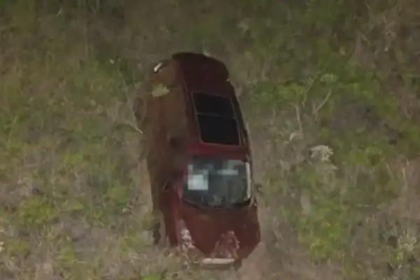 Motorista morre após carro despencar em ribanceira em Brumadinho