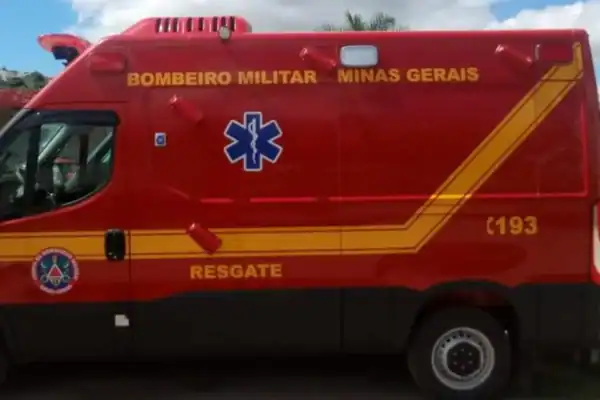 Caminhão capota e cai de barranco de 15 metros na MG-262 em Mariana