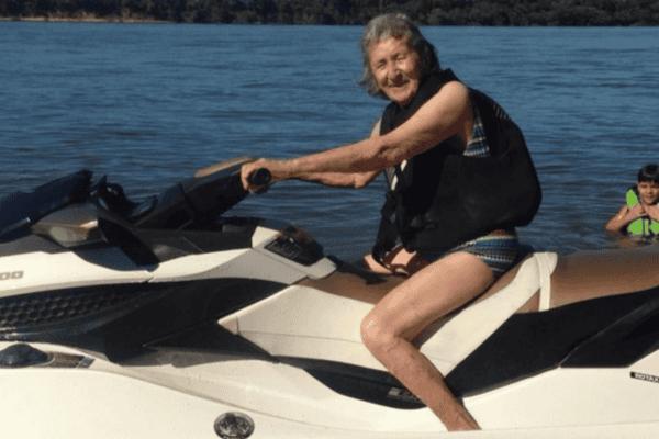 Conheça a mulher de 100 anos que anda de moto aquática e tem 51 bisnetos