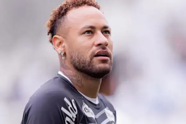 Neymar Jr. chama atenção ao usar traje todo preto no casamento de Gabriel Medina