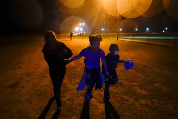 Crianças imigrantes enfrentam maior risco de deportação com fim de contrato de apoio jurídico
