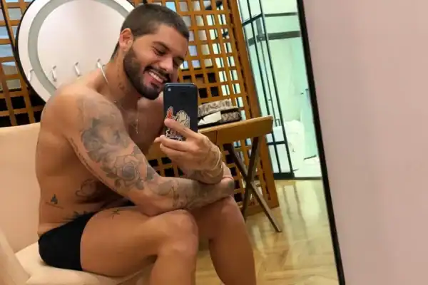 Zé Felipe se manifesta após denúncia sobre vídeo com o filho