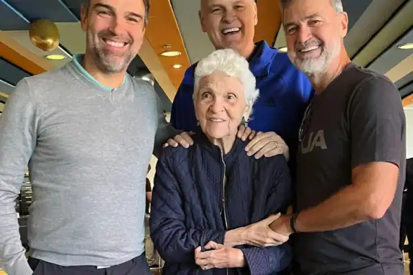 Tadeu Schmidt se reencontra com o irmão após perdas na família