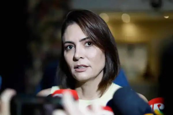 Michelle Bolsonaro marca presença em evento de Bia Kicis e mantém futuro político incerto