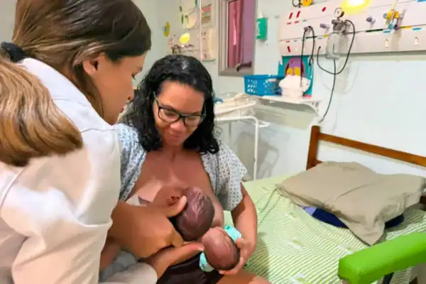 Mãe de gêmeos reforça importância da amamentação na Semana Mundial do Aleitamento Materno