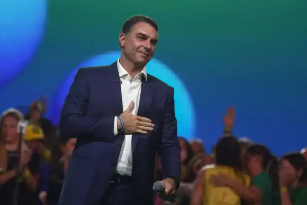 Flávio Bolsonaro realça papel do Nordeste e defende Bolsa Família em convenção
