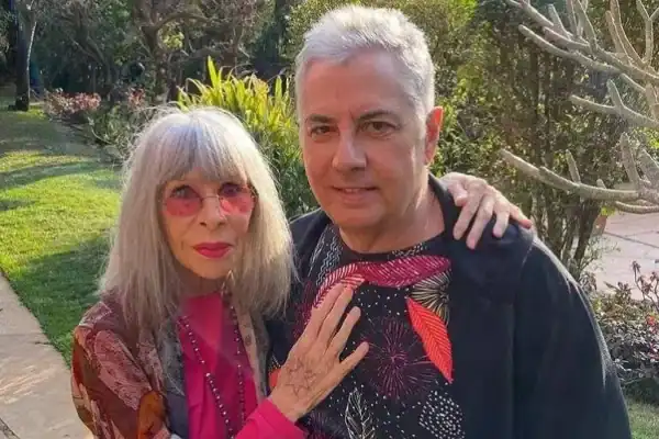 Viúvo de Rita Lee surge ao lado de ex-mulher de Fernando Collor e agita web