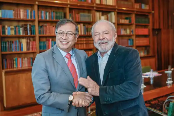 Secom: Lula liga para Petro que se despede do governo colombiano nesta semana