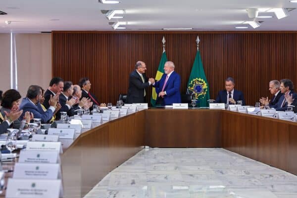 Lula sanciona a MP do Frete e rejeita ‘jabuti’ que anistiava caminhoneiros bolsonaristas