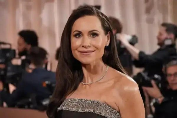 Atriz Minnie Driver, famosa em série da Netflix, sofre acidente de carro na França