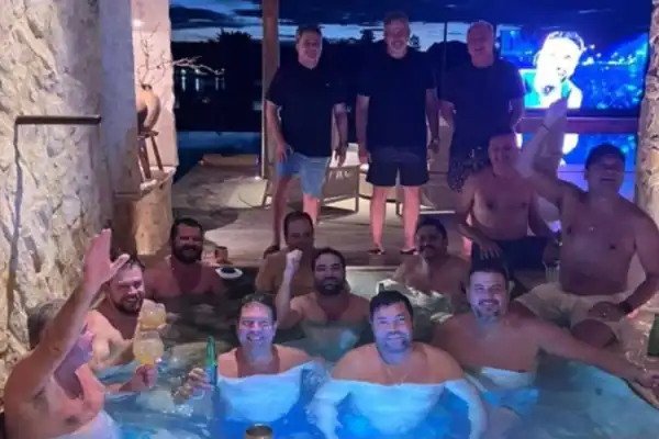 Polícia Federal identifica foto de advogado investigado em piscina com deputados e senadores