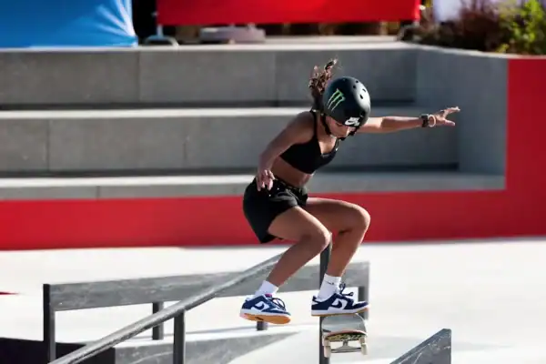 Rayssa Leal sofre torção no treino no Rio, mas mantém participação no SLS Takeover
