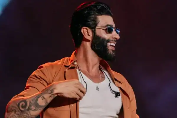 Justiça determina que Gusttavo Lima indenize dono de celular citado em música