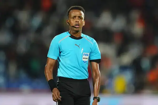 Árbitro somali Omar Artan chega à Áustria para apitar a Supercopa da Europa