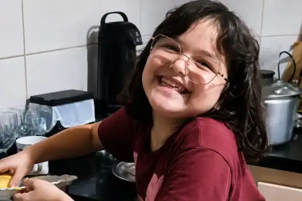Menina descobre condição rara após longa crise de riso involuntário