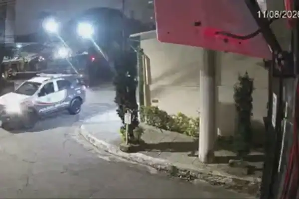 Imagens recentes registram viatura da PM passando pelo veículo de motorista de Haddad