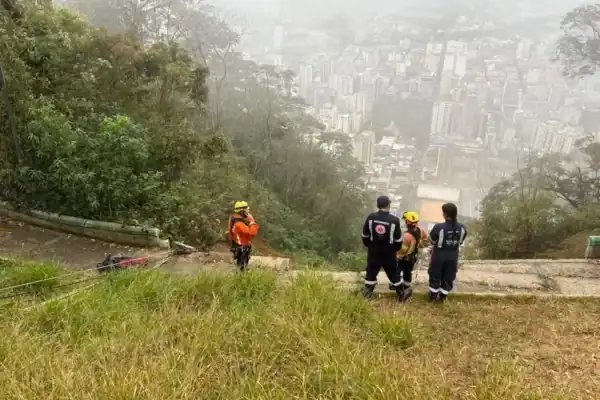 Mulher passa mais de 24 horas presa em fenda e é resgatada em MG