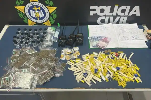 Três homens são detidos em Angra dos Reis com drogas e caderno de anotações do tráfico