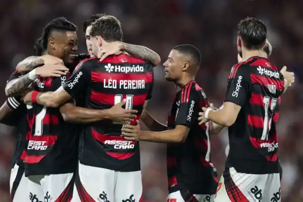 Flamengo e Palmeiras dividem favoritismo no Brasileirão; confira probabilidades