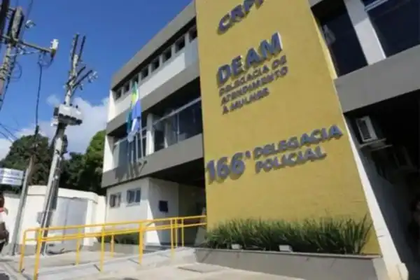 Jovem com mandado de prisão por tráfico de drogas é detido em Angra dos Reis