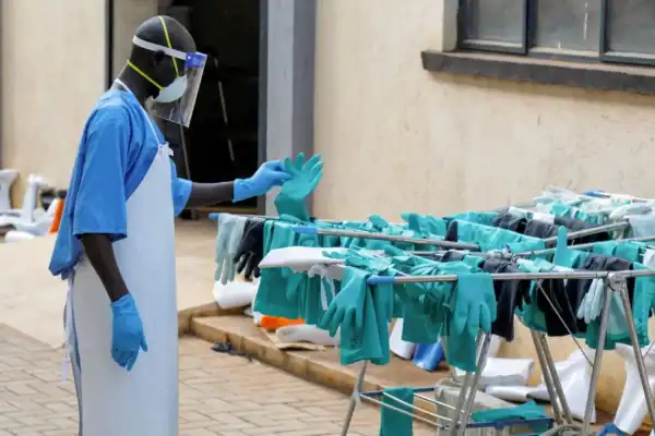 Ebola escapa ao controle, mata 2,3 mil e pode superar pior epidemia da história