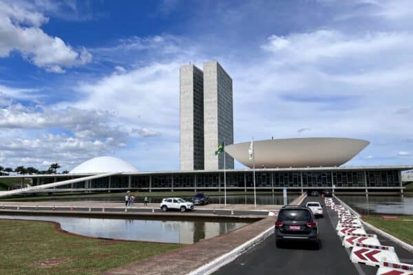 IFI aponta que cumprimento formal da meta fiscal convive com déficits primários efetivos